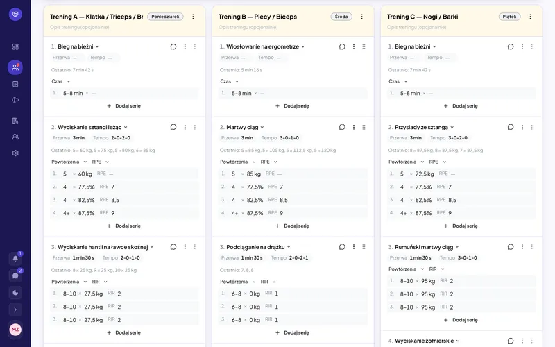 Edytor planu treningowego Jana, tydzień 2: trzy treningi obok siebie, serie z celem w procentach maksa i RPE oraz wynik z ostatniego treningu przy każdym ćwiczeniu.